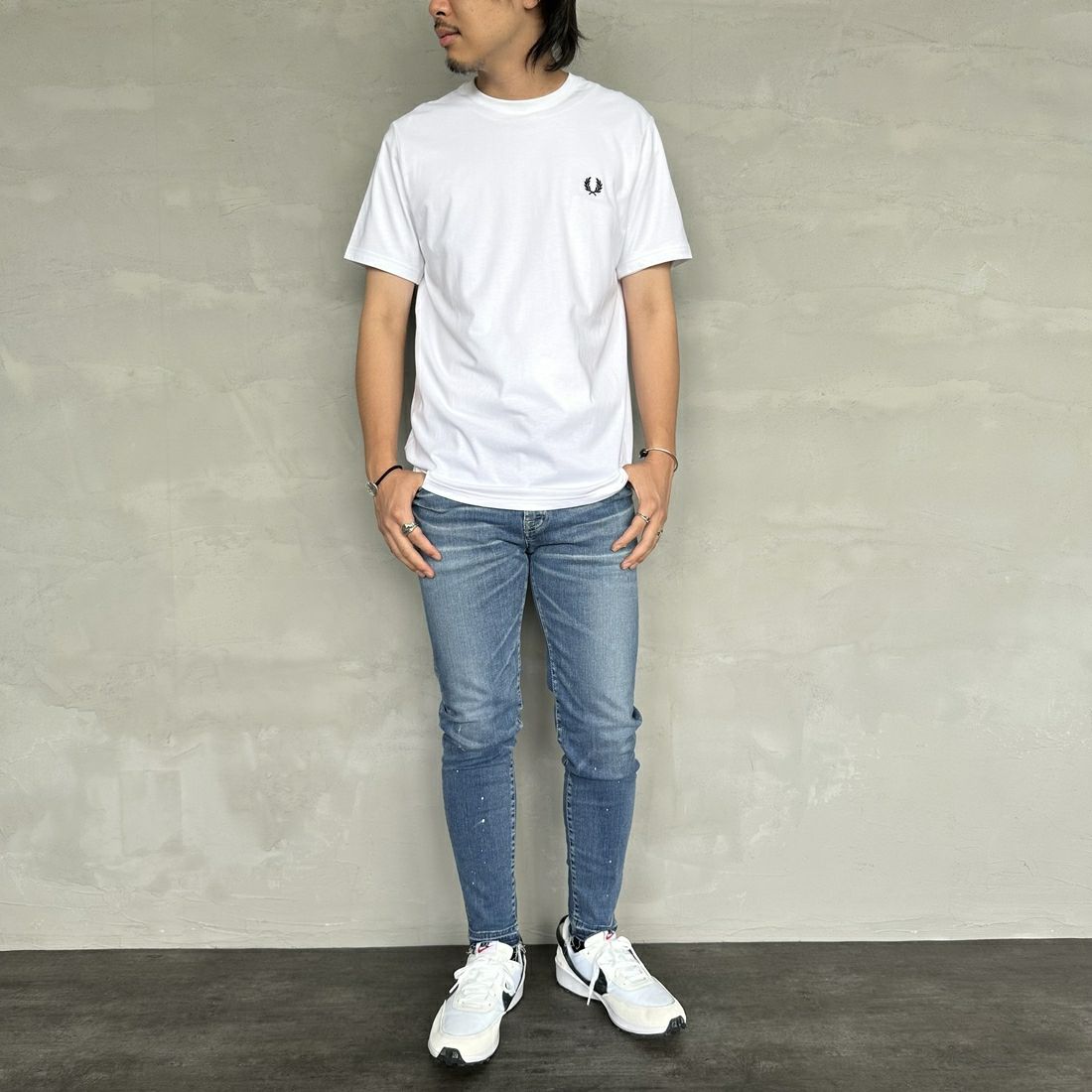 FRED PERRY [フレッドペリー] ビックローレルリースロゴ バックプリントTシャツ [M7784-JF] 100 WHITE &&モデル身長：173cm 着用サイズ：M&&