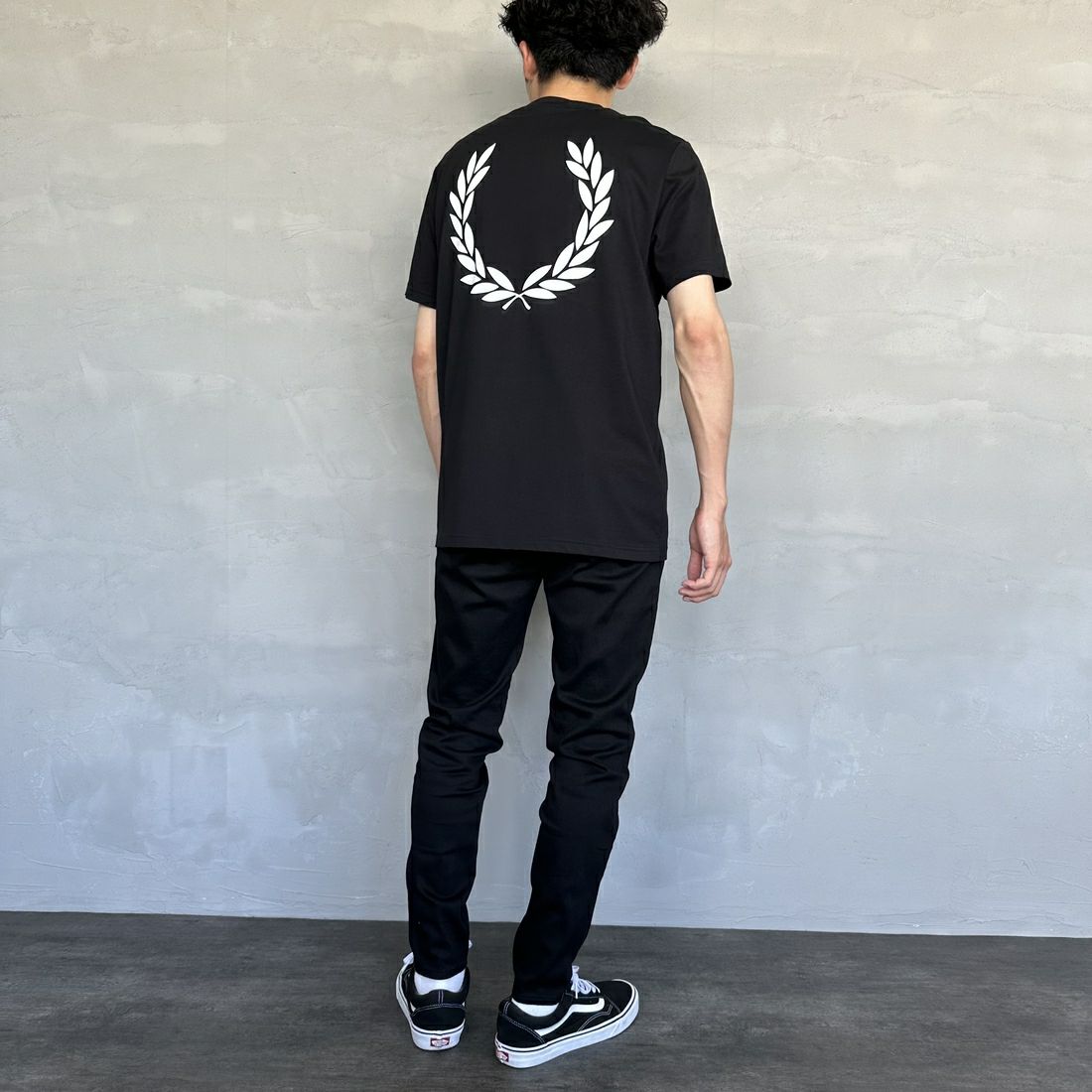 FRED PERRY [フレッドペリー] ビックローレルリースロゴ バックプリントTシャツ [M7784-JF] 102 BLACK &&モデル身長：168cm 着用サイズ：M&&