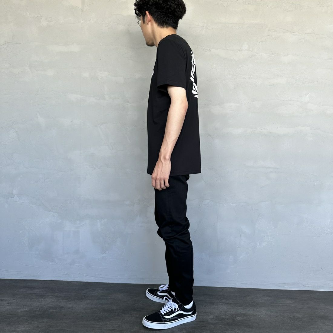 FRED PERRY [フレッドペリー] ビックローレルリースロゴ バックプリントTシャツ [M7784-JF] 102 BLACK &&モデル身長：168cm 着用サイズ：M&&
