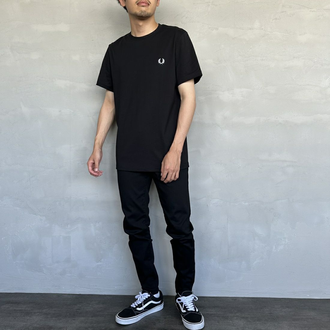 FRED PERRY [フレッドペリー] ビックローレルリースロゴ バックプリントTシャツ [M7784-JF] 102 BLACK &&モデル身長：168cm 着用サイズ：M&&