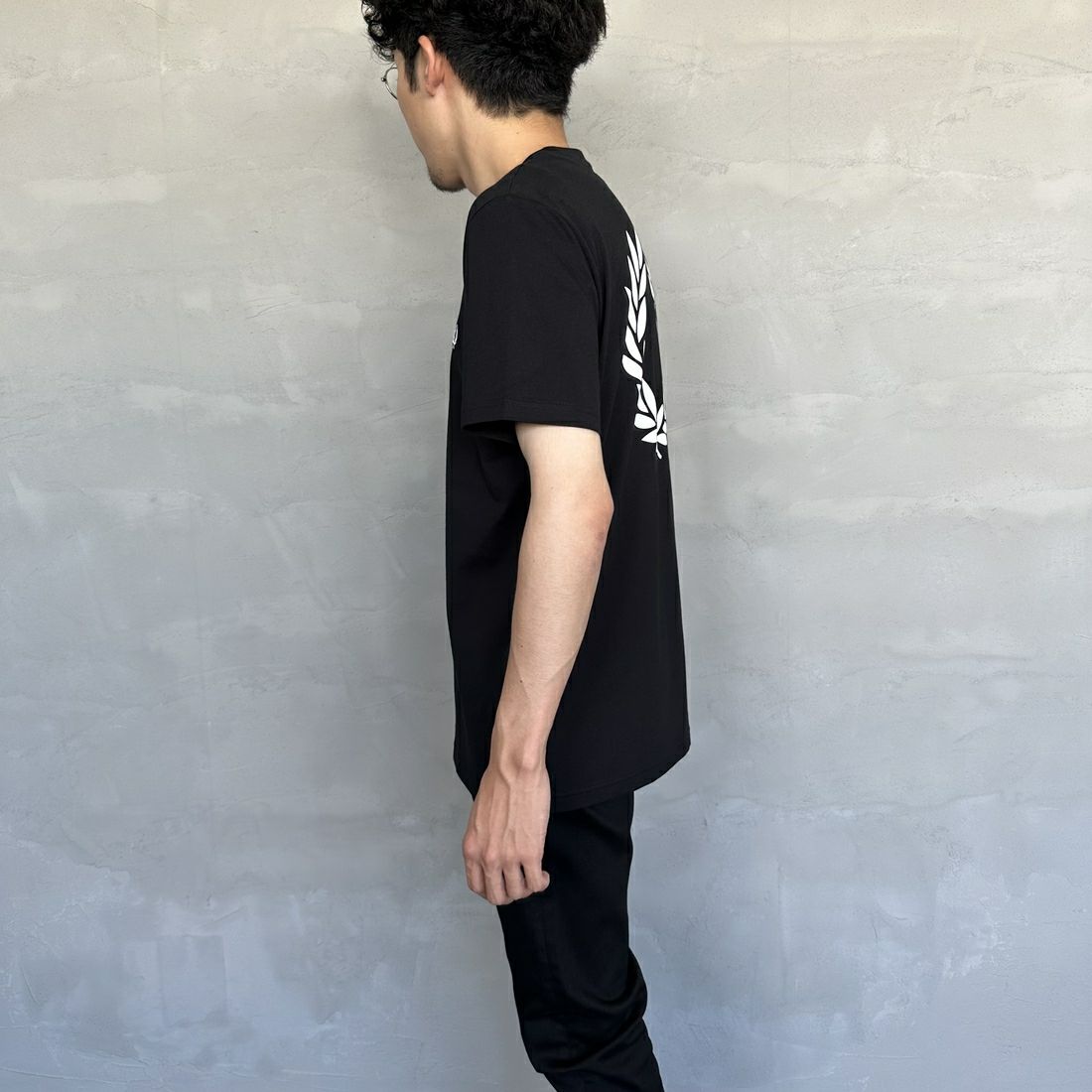 FRED PERRY [フレッドペリー] ビックローレルリースロゴ バックプリントTシャツ [M7784-JF] 102 BLACK &&モデル身長：168cm 着用サイズ：M&&