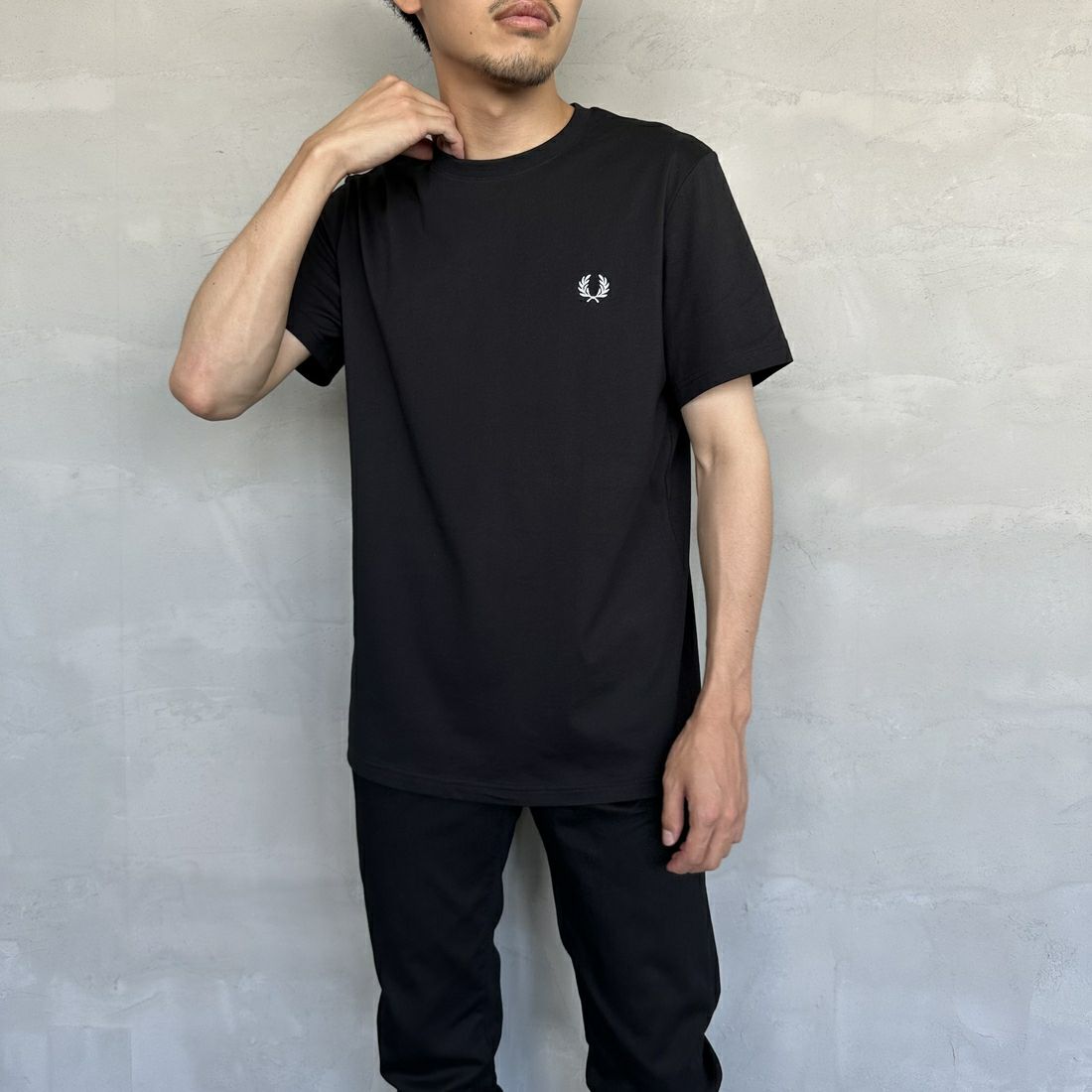 FRED PERRY [フレッドペリー] ビックローレルリースロゴ バックプリントTシャツ [M7784-JF] 102 BLACK &&モデル身長：168cm 着用サイズ：M&&