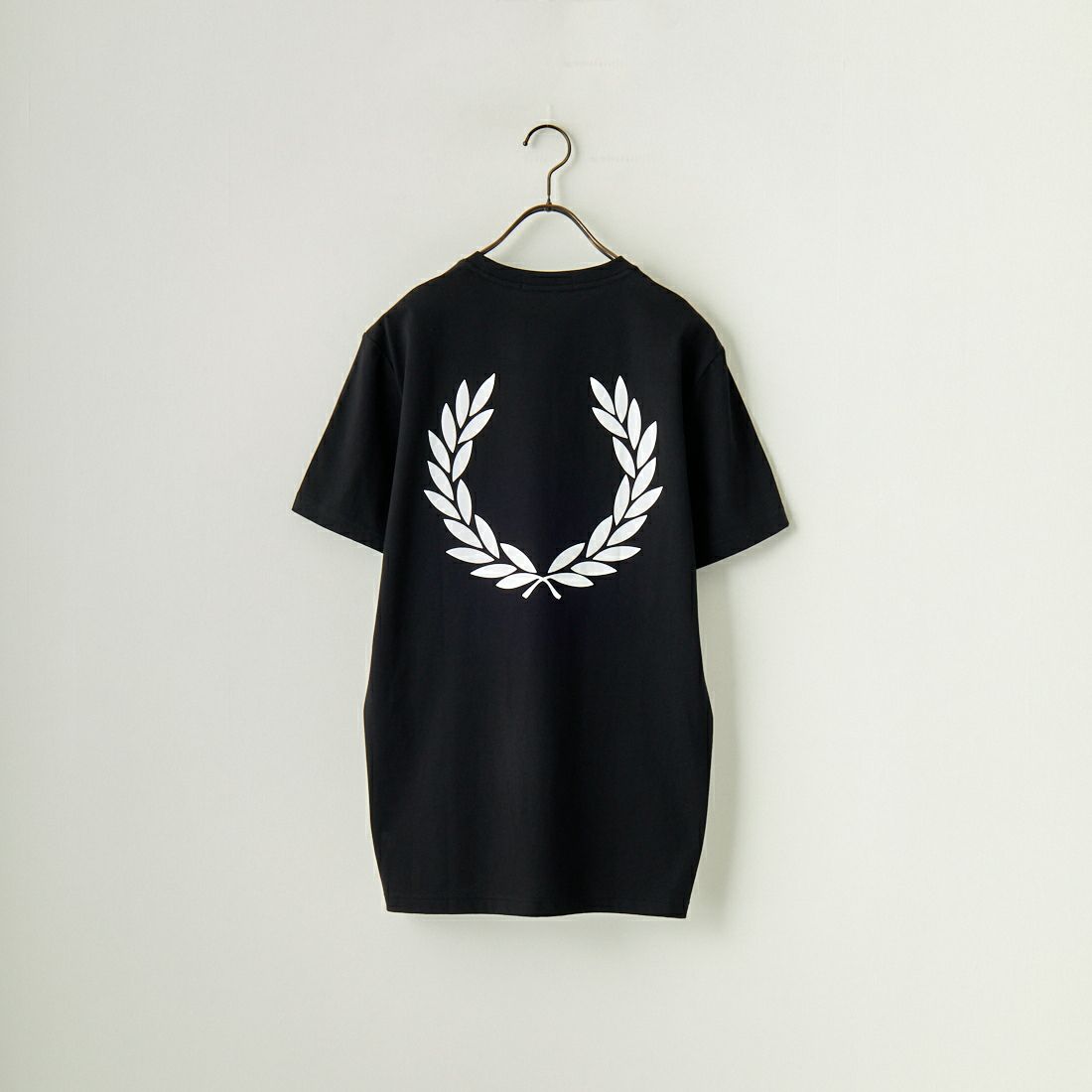 FRED PERRY [フレッドペリー] ビックローレルリースロゴ バックプリントTシャツ [M7784-JF] 102 BLACK
