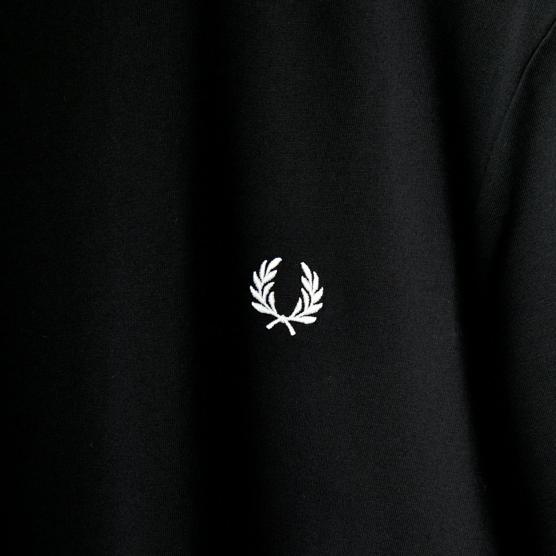 FRED PERRY [フレッドペリー] ビックローレルリースロゴ バックプリントTシャツ [M7784-JF] 102 BLACK