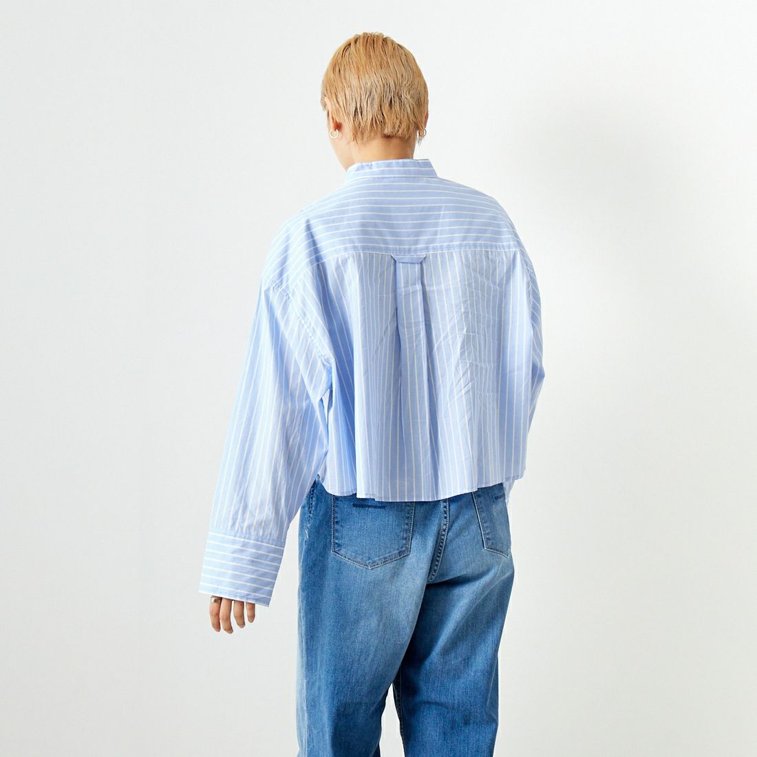 ALLUMER [アリュメール] ストライプワイドシルエットクロップドシャツ [8154703] 200 BLUE &&モデル身長：160cm 着用サイズ：1&&