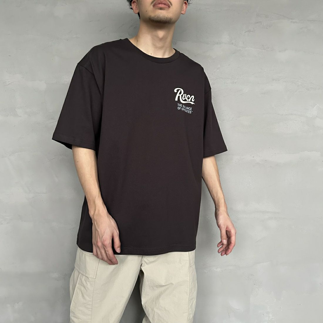 RVCA [ルーカ] バックロゴTシャツ [BE041-227] MBL &&モデル身長：168cm 着用サイズ：M&&