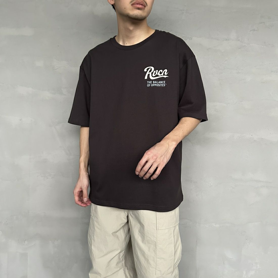 RVCA [ルーカ] バックロゴTシャツ [BE041-227] MBL &&モデル身長：168cm 着用サイズ：M&&