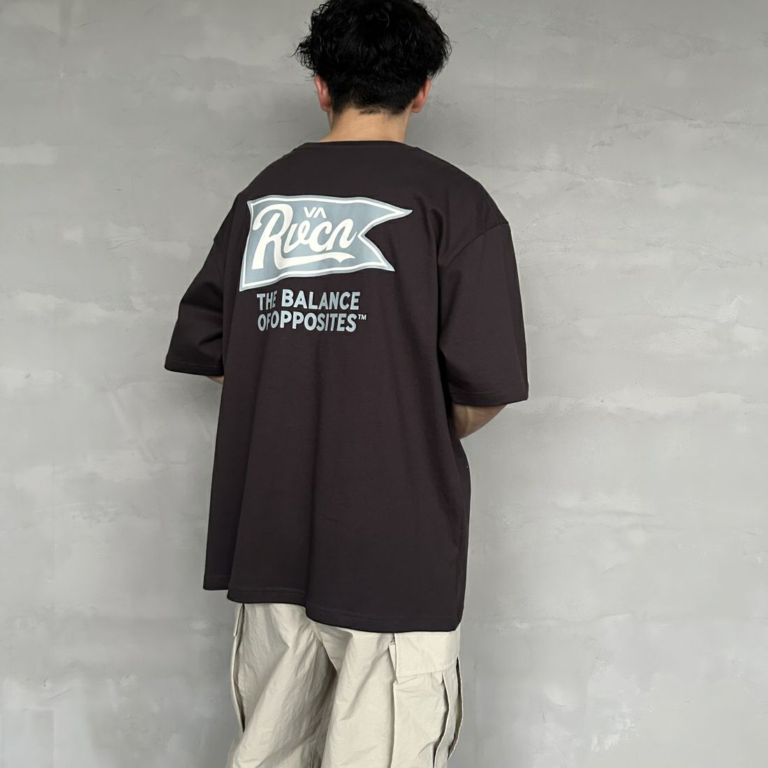 RVCA [ルーカ] バックロゴTシャツ [BE041-227] MBL &&モデル身長：168cm 着用サイズ：M&&