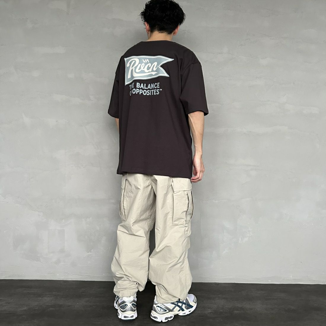 RVCA [ルーカ] バックロゴTシャツ [BE041-227] MBL &&モデル身長：168cm 着用サイズ：M&&