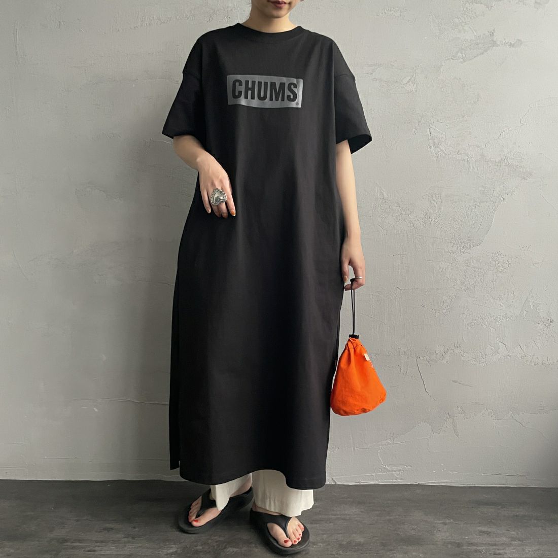 CHUMS [チャムス] ヘビーウエイトチャムスロゴドレス [CH18-1258] K001 BLACK &&モデル身長：156cm 着用サイズ：WL&&