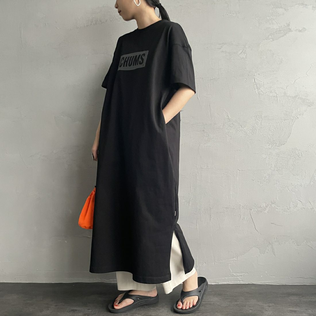 CHUMS [チャムス] ヘビーウエイトチャムスロゴドレス [CH18-1258] K001 BLACK &&モデル身長：156cm 着用サイズ：WL&&