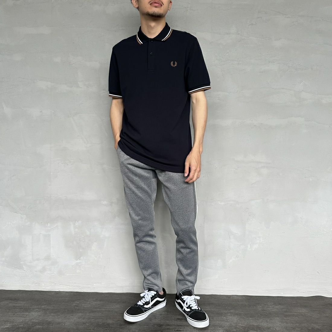 FRED PERRY [フレッドペリー] ティップライン ロゴ刺繍ポロシャツ [M3600] U86 NVY/SN &&モデル身長：168cm 着用サイズ：M&&