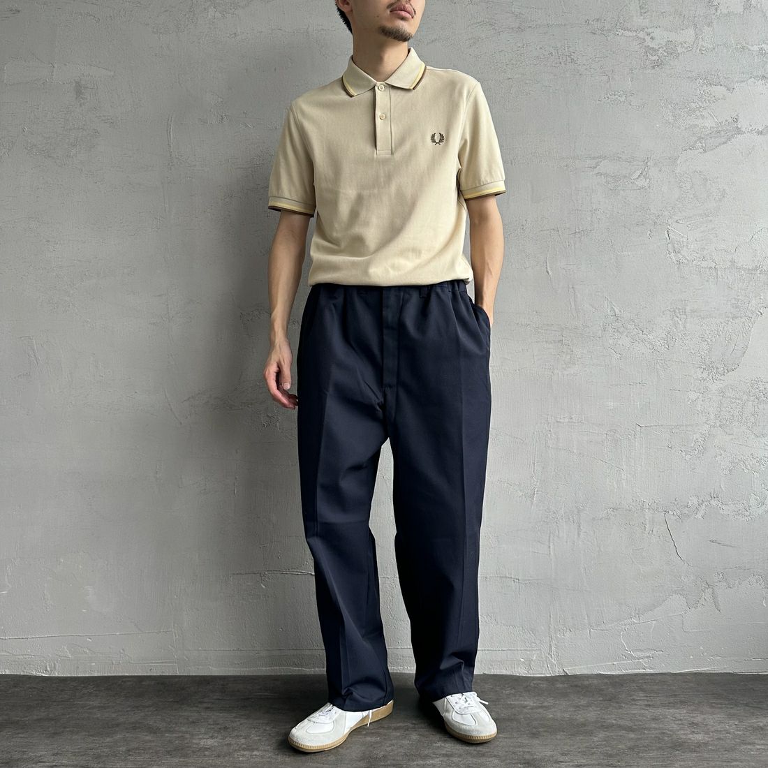 FRED PERRY [フレッドペリー] ティップライン ロゴ刺繍ポロシャツ [M3600] Y56 OATM/C &&モデル身長：168cm 着用サイズ：M&&