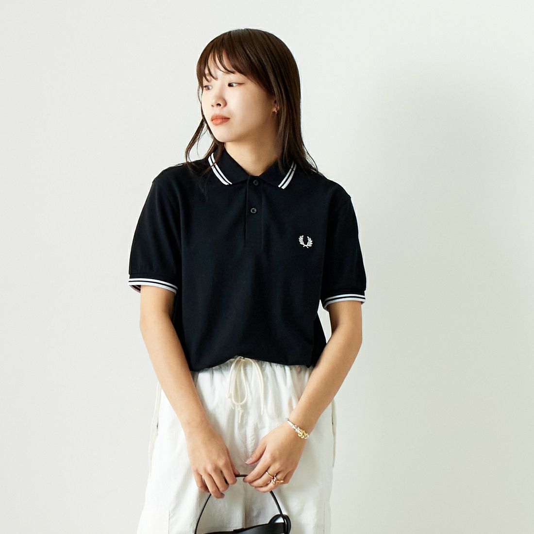 FRED PERRY [フレッドペリー] ティップライン ロゴ刺繍ポロシャツ [M3600] 350 BLACK &&モデル身長：167cm 着用サイズ：S&&