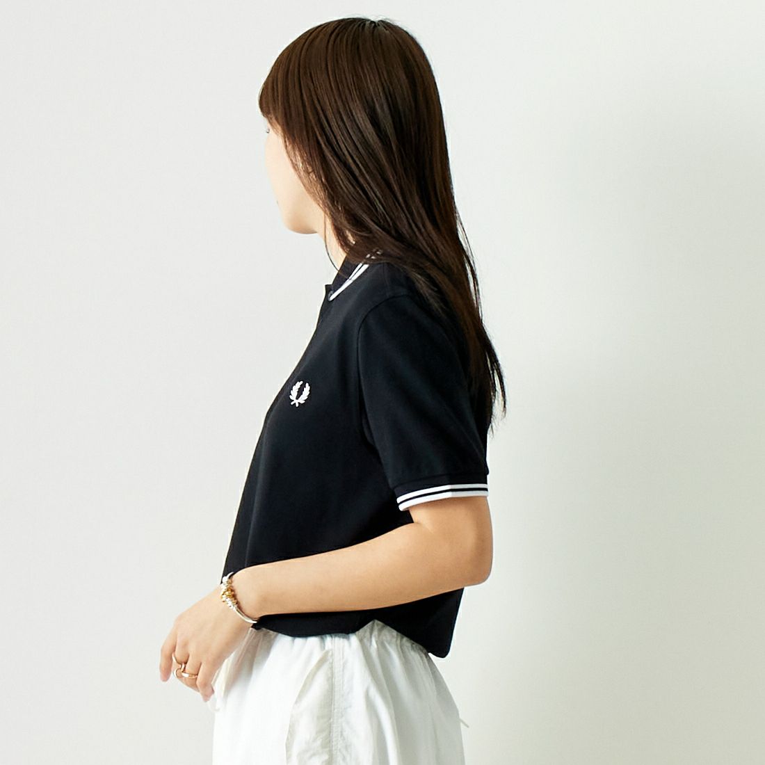 FRED PERRY [フレッドペリー] ティップライン ロゴ刺繍ポロシャツ [M3600] 350 BLACK &&モデル身長：167cm 着用サイズ：S&&