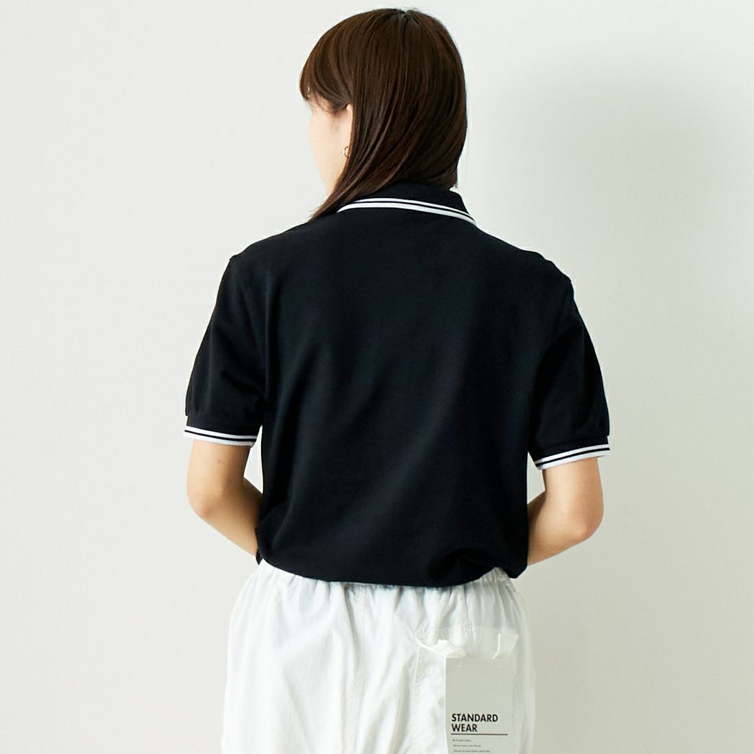 FRED PERRY [フレッドペリー] ティップライン ロゴ刺繍ポロシャツ [M3600] 350 BLACK &&モデル身長：167cm 着用サイズ：S&&