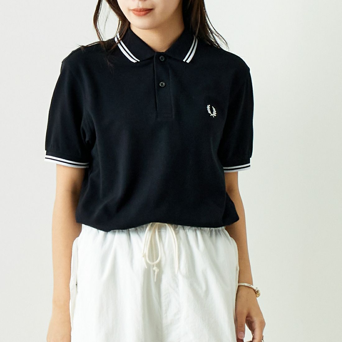 FRED PERRY [フレッドペリー] ティップライン ロゴ刺繍ポロシャツ [M3600] 350 BLACK &&モデル身長：167cm 着用サイズ：S&&