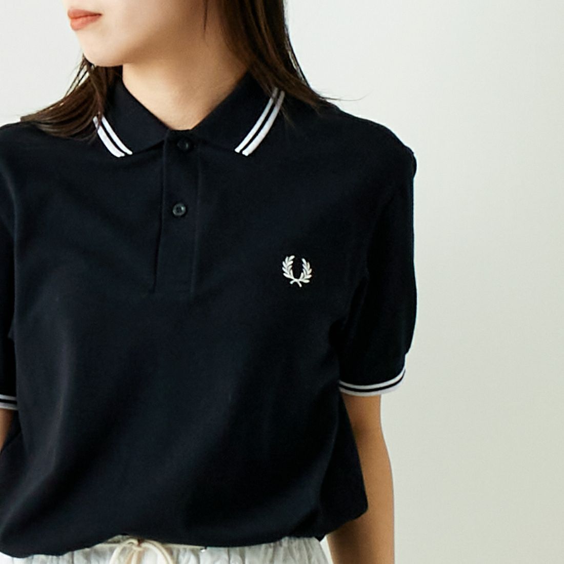 FRED PERRY [フレッドペリー] ティップライン ロゴ刺繍ポロシャツ [M3600] 350 BLACK &&モデル身長：167cm 着用サイズ：S&&