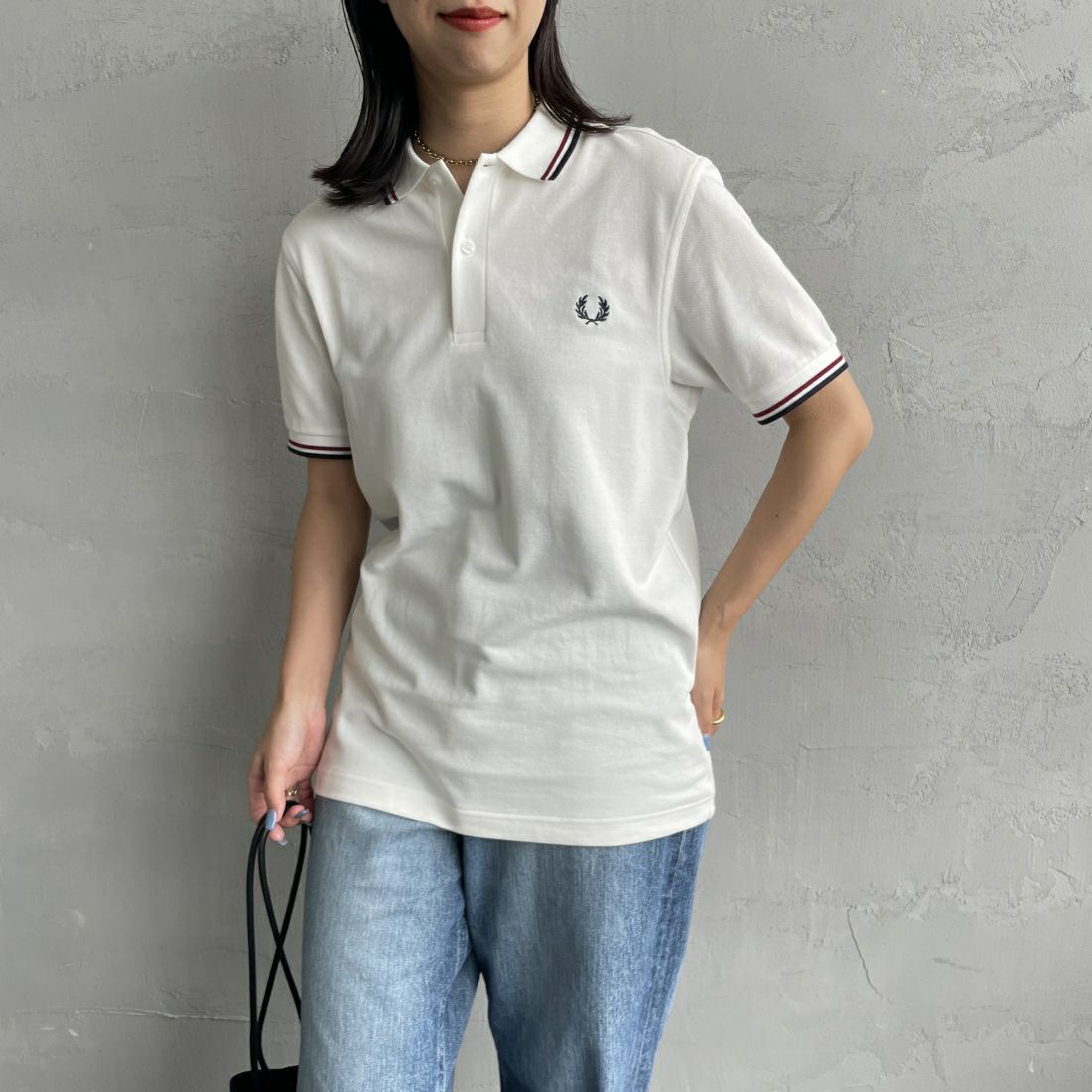 FRED PERRY [フレッドペリー] ティップライン ロゴ刺繍ポロシャツ [M3600] T60 SNWHT &&モデル身長：163cm 着用サイズ：S&&