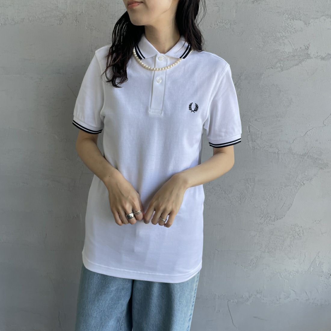 FRED PERRY [フレッドペリー] ティップライン ロゴ刺繍ポロシャツ [M3600] 200 WHITE &&モデル身長：160cm 着用サイズ：XS&&