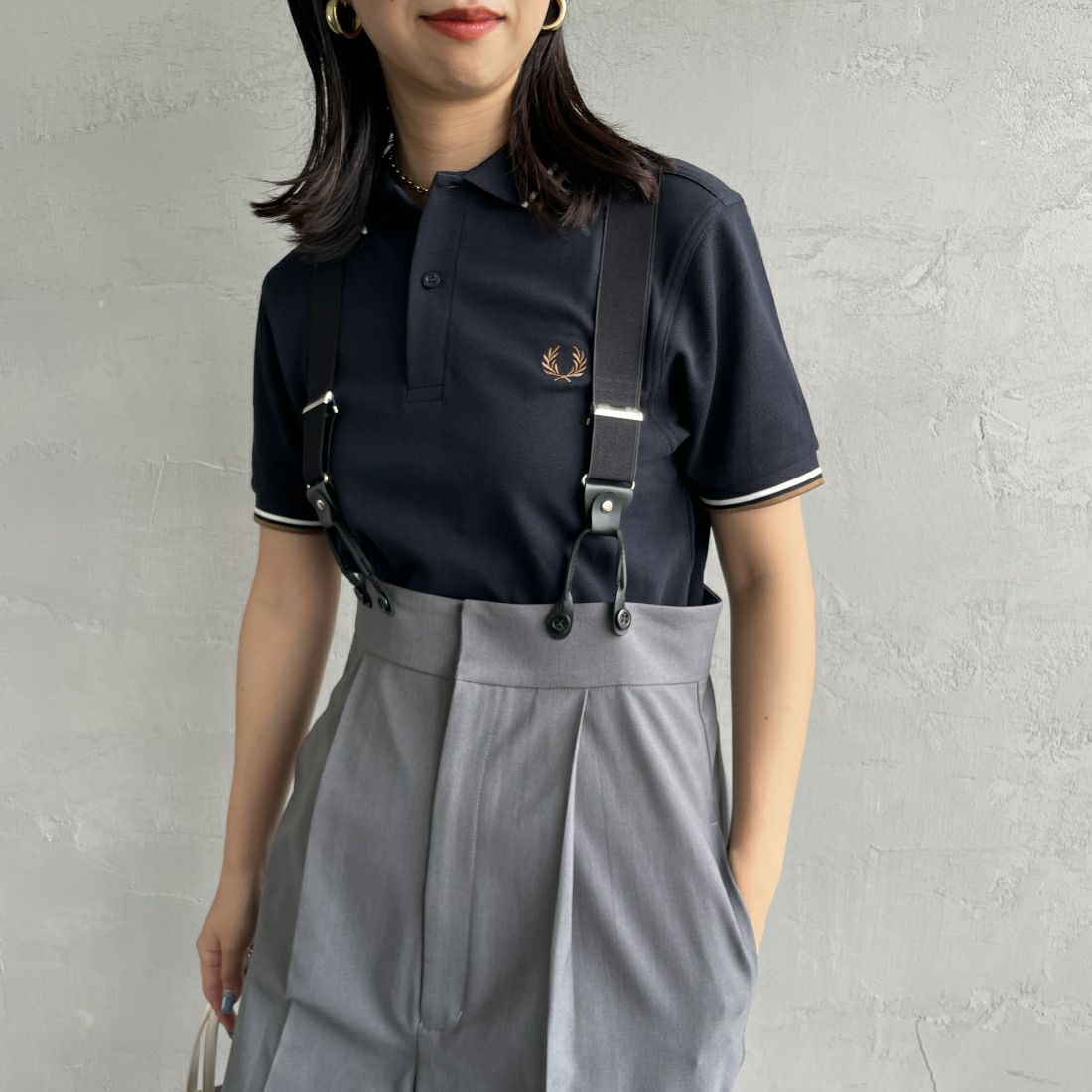 FRED PERRY [フレッドペリー] ティップライン ロゴ刺繍ポロシャツ [M3600] U86 NVY/SN &&モデル身長：163cm 着用サイズ：XS&&