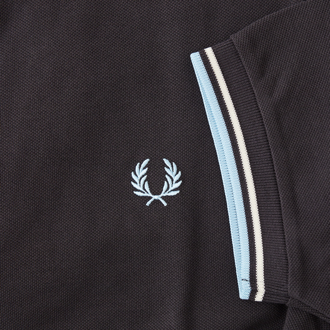 FRED PERRY [フレッドペリー] ティップライン ロゴ刺繍ポロシャツ [M3600] Y31 NAVY/C &&モデル身長：167cm 着用サイズ：S&&