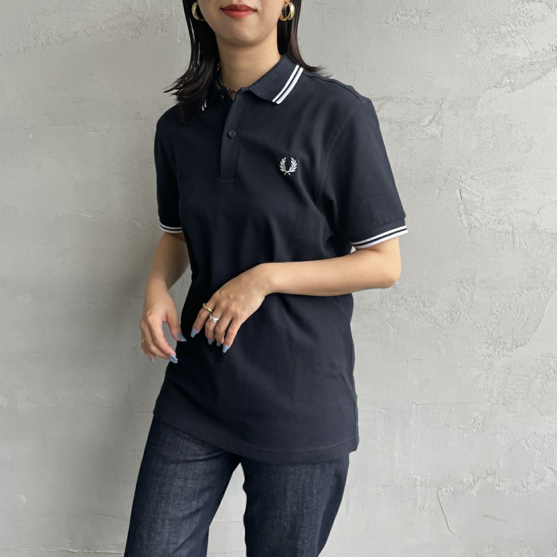 FRED PERRY [フレッドペリー] ティップライン ロゴ刺繍ポロシャツ [M3600] 238 NVY/WH &&モデル身長：163cm 着用サイズ：S&&