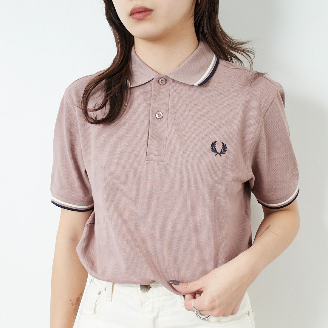 FRED PERRY [フレッドペリー] ティップライン ロゴ刺繍ポロシャツ [M3600] Y34 DKPNK/ &&モデル身長：167cm 着用サイズ：S&&