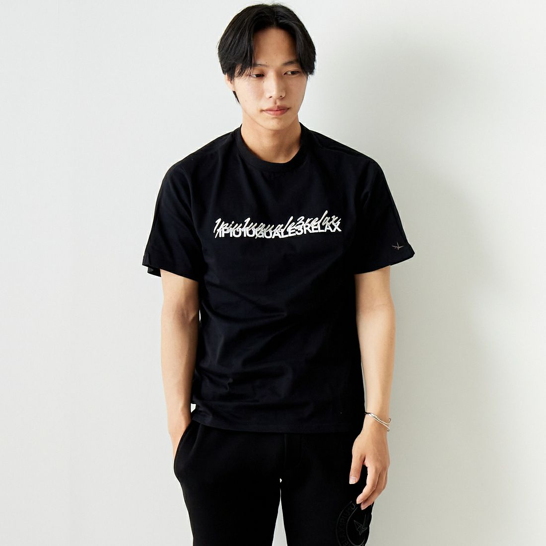1PIU1UGUALE3 RELAX [ウノ ピゥ ウノ ウグァーレ トレ] ダブルロゴ半袖Tシャツ [UST-24003] SN90 BLACK &&モデル身長：179cm 着用サイズ：L&&