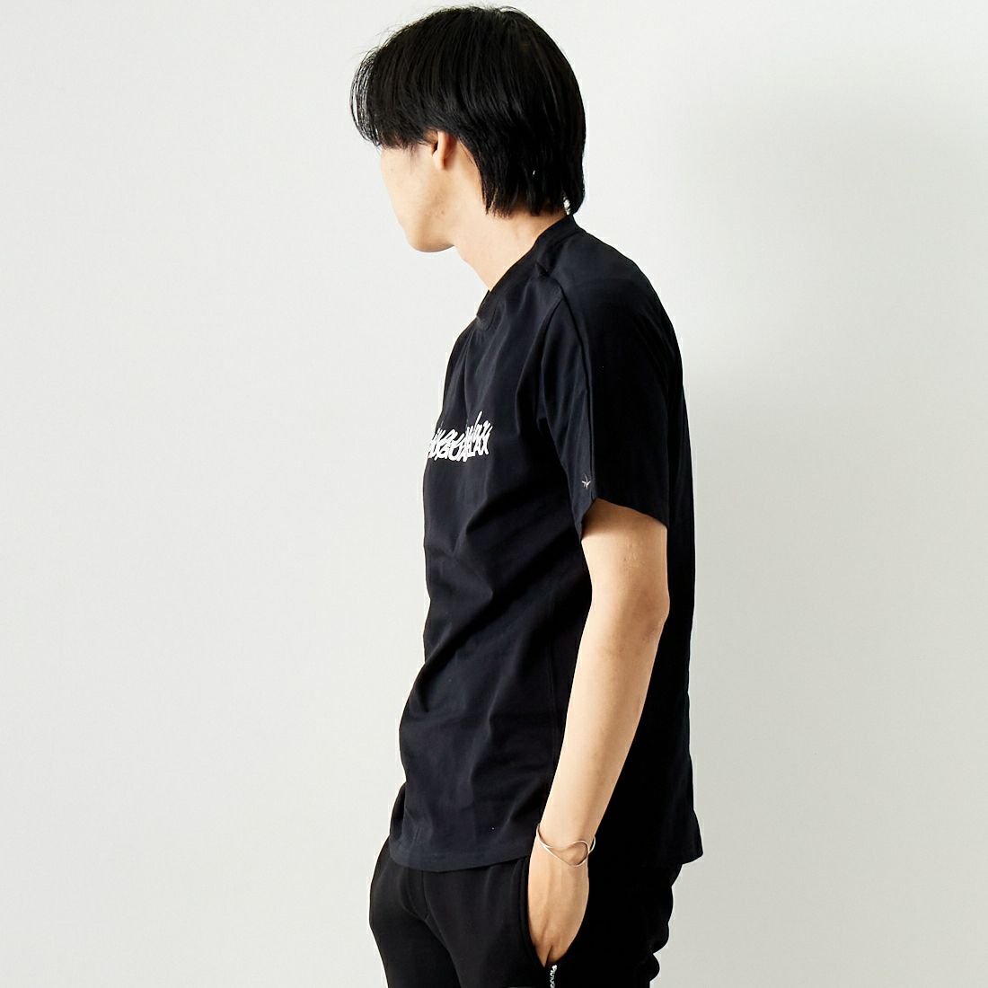 1PIU1UGUALE3 RELAX [ウノ ピゥ ウノ ウグァーレ トレ] ダブルロゴ半袖Tシャツ [UST-24003] SN90 BLACK &&モデル身長：179cm 着用サイズ：L&&