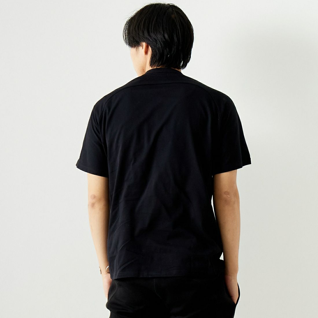 1PIU1UGUALE3 RELAX [ウノ ピゥ ウノ ウグァーレ トレ] ダブルロゴ半袖Tシャツ [UST-24003] SN90 BLACK &&モデル身長：179cm 着用サイズ：L&&