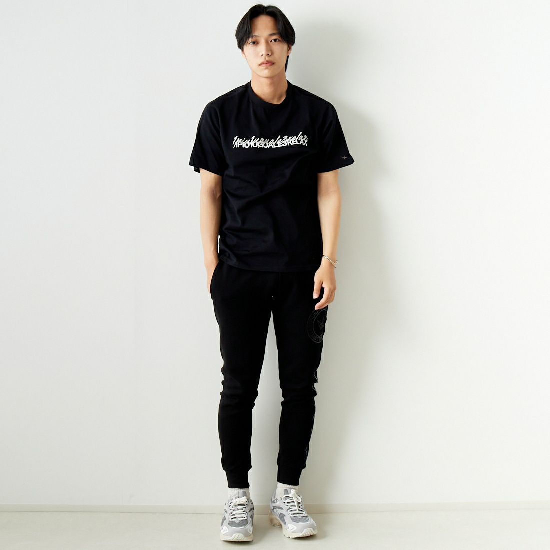 1PIU1UGUALE3 RELAX [ウノ ピゥ ウノ ウグァーレ トレ] ダブルロゴ半袖Tシャツ [UST-24003] SN90 BLACK &&モデル身長：179cm 着用サイズ：L&&