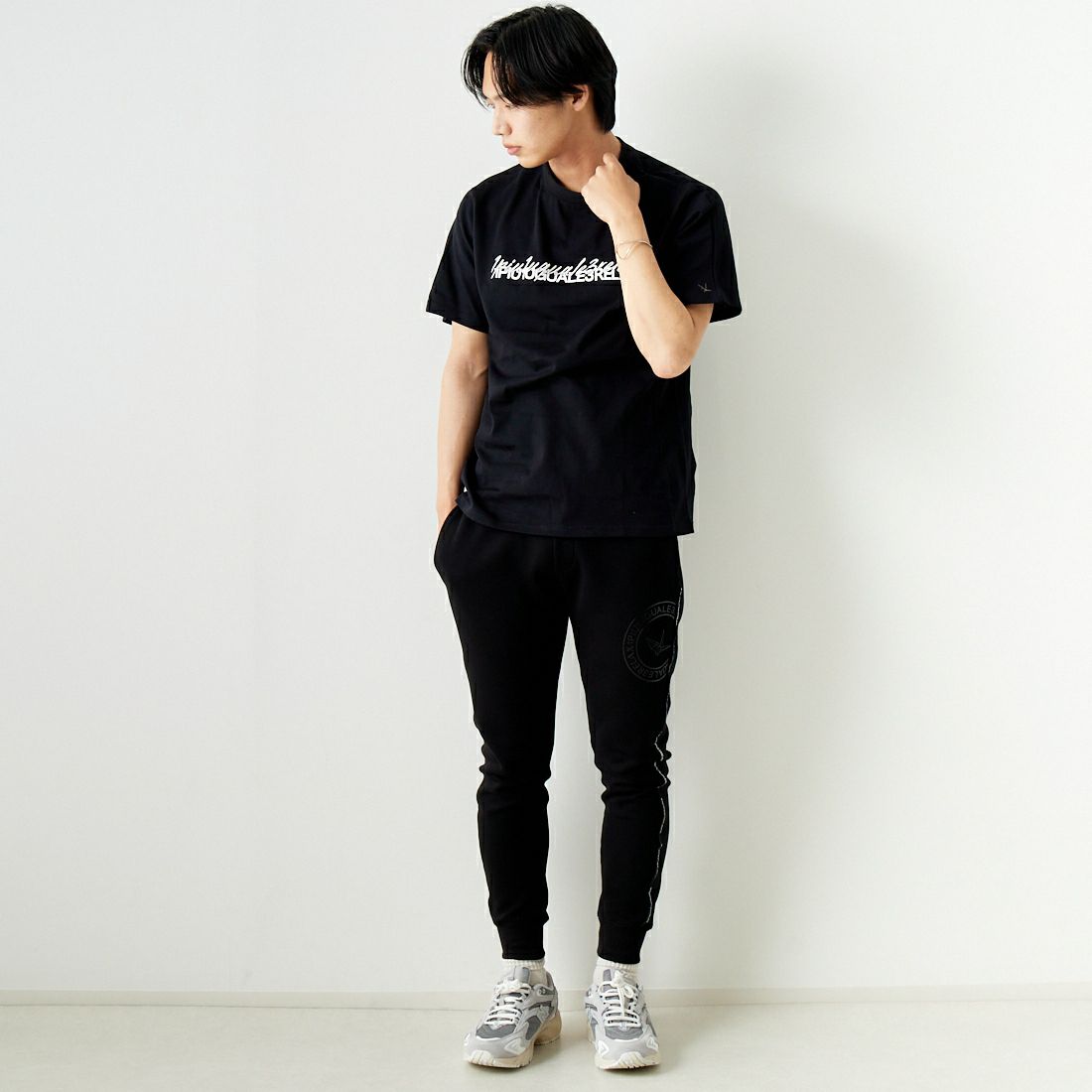 1PIU1UGUALE3 RELAX [ウノ ピゥ ウノ ウグァーレ トレ] ダブルロゴ半袖Tシャツ [UST-24003] SN90 BLACK &&モデル身長：179cm 着用サイズ：L&&