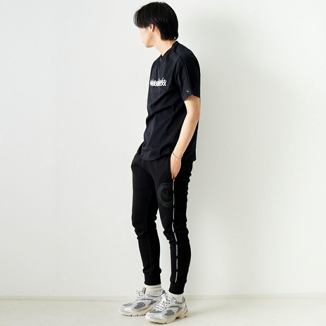 1PIU1UGUALE3 RELAX [ウノ ピゥ ウノ ウグァーレ トレ] ダブルロゴ半袖Tシャツ [UST-24003] SN90 BLACK &&モデル身長：179cm 着用サイズ：L&&