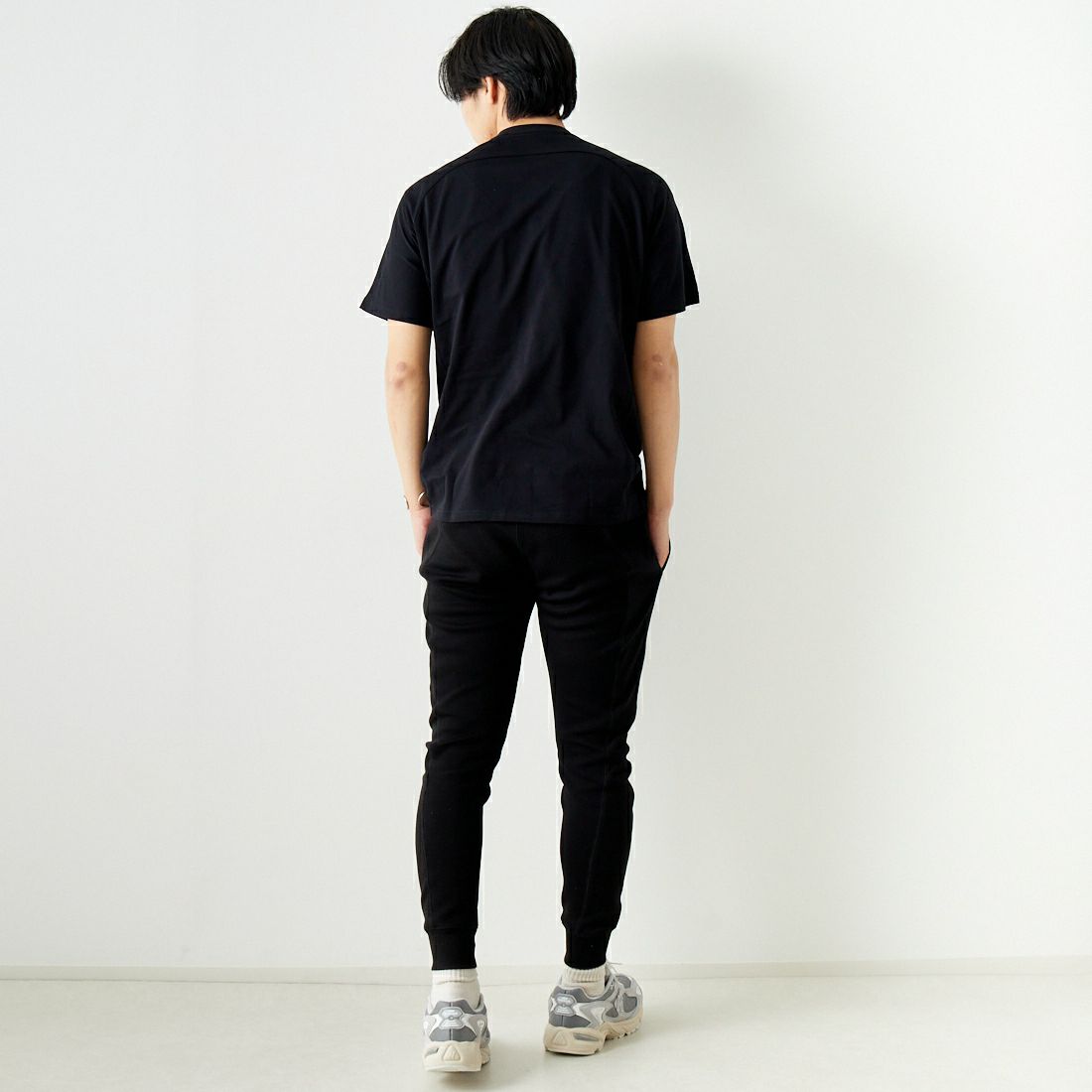 1PIU1UGUALE3 RELAX [ウノ ピゥ ウノ ウグァーレ トレ] ダブルロゴ半袖Tシャツ [UST-24003] SN90 BLACK &&モデル身長：179cm 着用サイズ：L&&