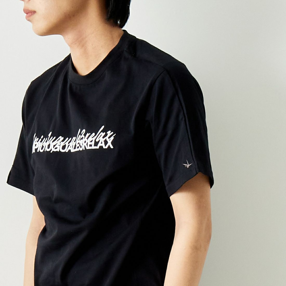1PIU1UGUALE3 RELAX [ウノ ピゥ ウノ ウグァーレ トレ] ダブルロゴ半袖Tシャツ [UST-24003] SN90 BLACK