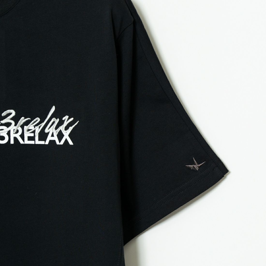 1PIU1UGUALE3 RELAX [ウノ ピゥ ウノ ウグァーレ トレ] ダブルロゴ半袖Tシャツ [UST-24003] SN90 BLACK