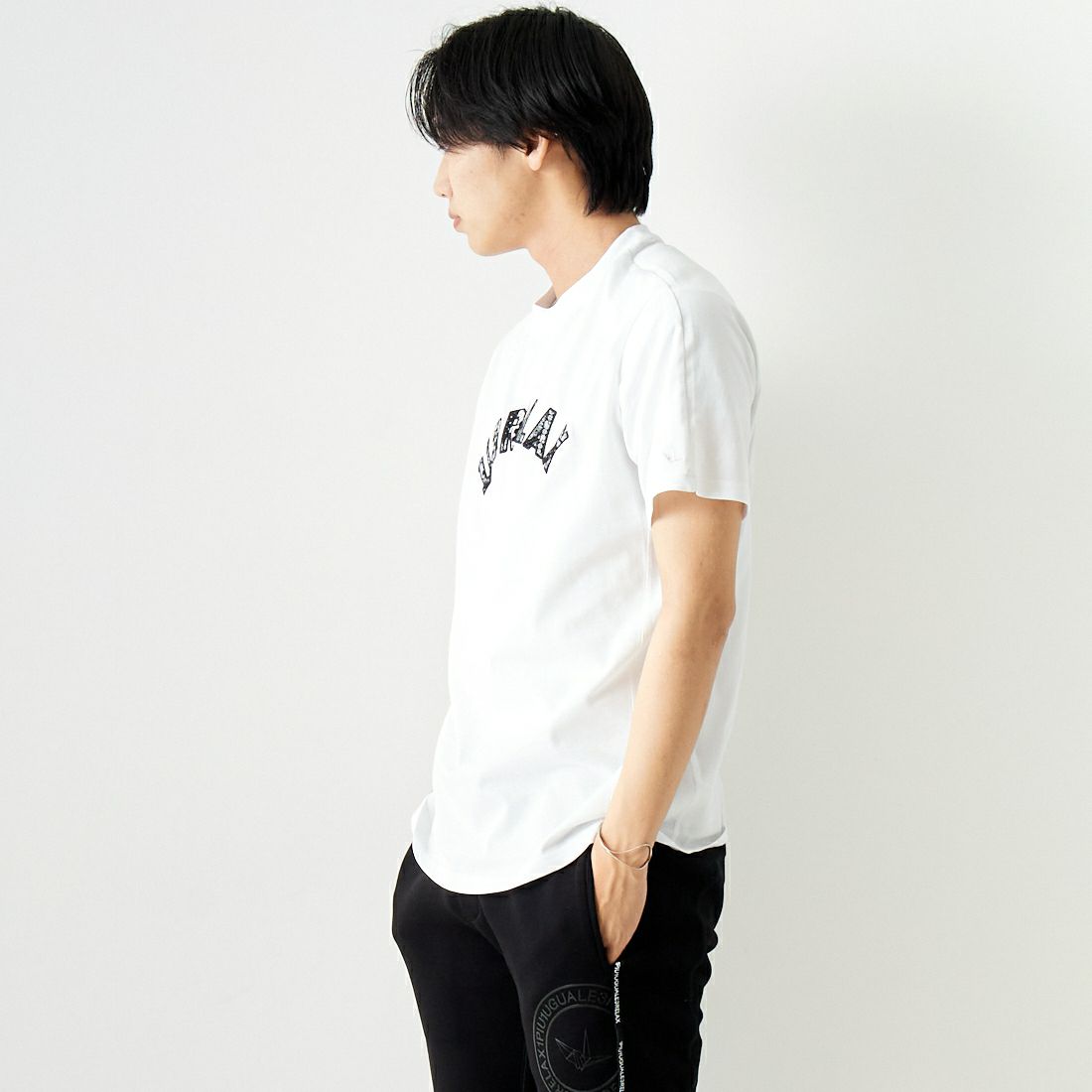 1PIU1UGUALE3 RELAX [ウノ ピゥ ウノ ウグァーレ トレ] ペイズリーロゴ半袖Tシャツ [UST-24002] SN10 WHITE &&モデル身長：179cm 着用サイズ：L&&