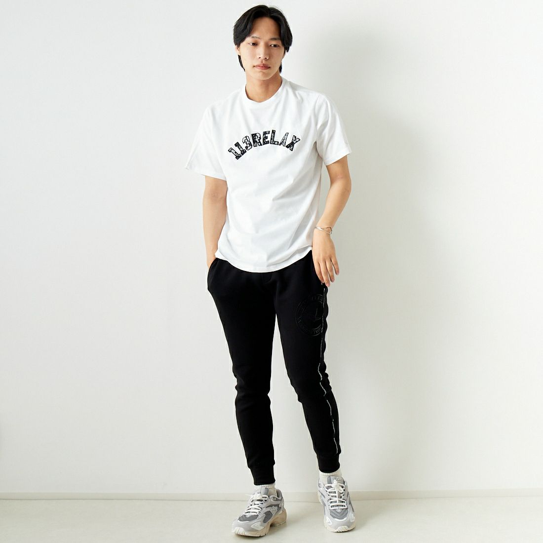 1PIU1UGUALE3 RELAX [ウノ ピゥ ウノ ウグァーレ トレ] ペイズリーロゴ半袖Tシャツ [UST-24002] SN10 WHITE &&モデル身長：179cm 着用サイズ：L&&