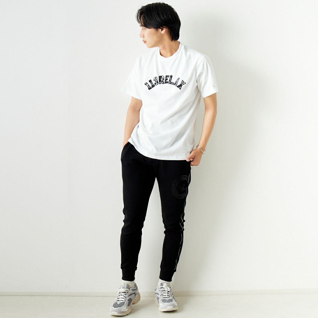 1PIU1UGUALE3 RELAX [ウノ ピゥ ウノ ウグァーレ トレ] ペイズリーロゴ半袖Tシャツ [UST-24002] SN10 WHITE &&モデル身長：179cm 着用サイズ：L&&