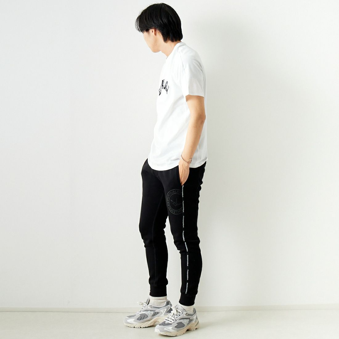 1PIU1UGUALE3 RELAX [ウノ ピゥ ウノ ウグァーレ トレ] ペイズリーロゴ半袖Tシャツ [UST-24002] SN10 WHITE &&モデル身長：179cm 着用サイズ：L&&