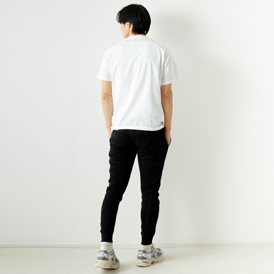 1PIU1UGUALE3 RELAX [ウノ ピゥ ウノ ウグァーレ トレ] ペイズリーロゴ半袖Tシャツ [UST-24002] SN10 WHITE &&モデル身長：179cm 着用サイズ：L&&