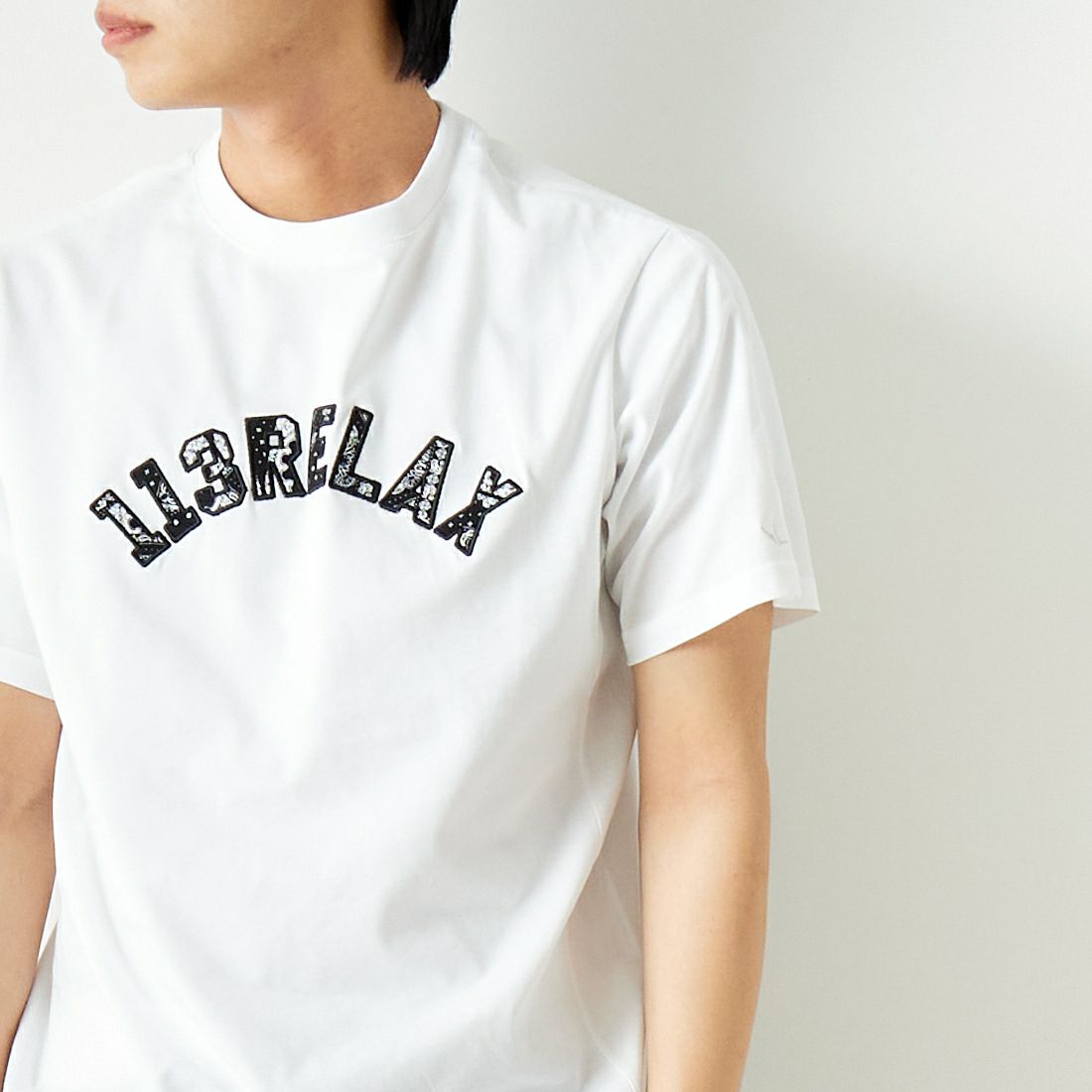 1PIU1UGUALE3 RELAX [ウノ ピゥ ウノ ウグァーレ トレ] ペイズリーロゴ半袖Tシャツ [UST-24002] SN10 WHITE