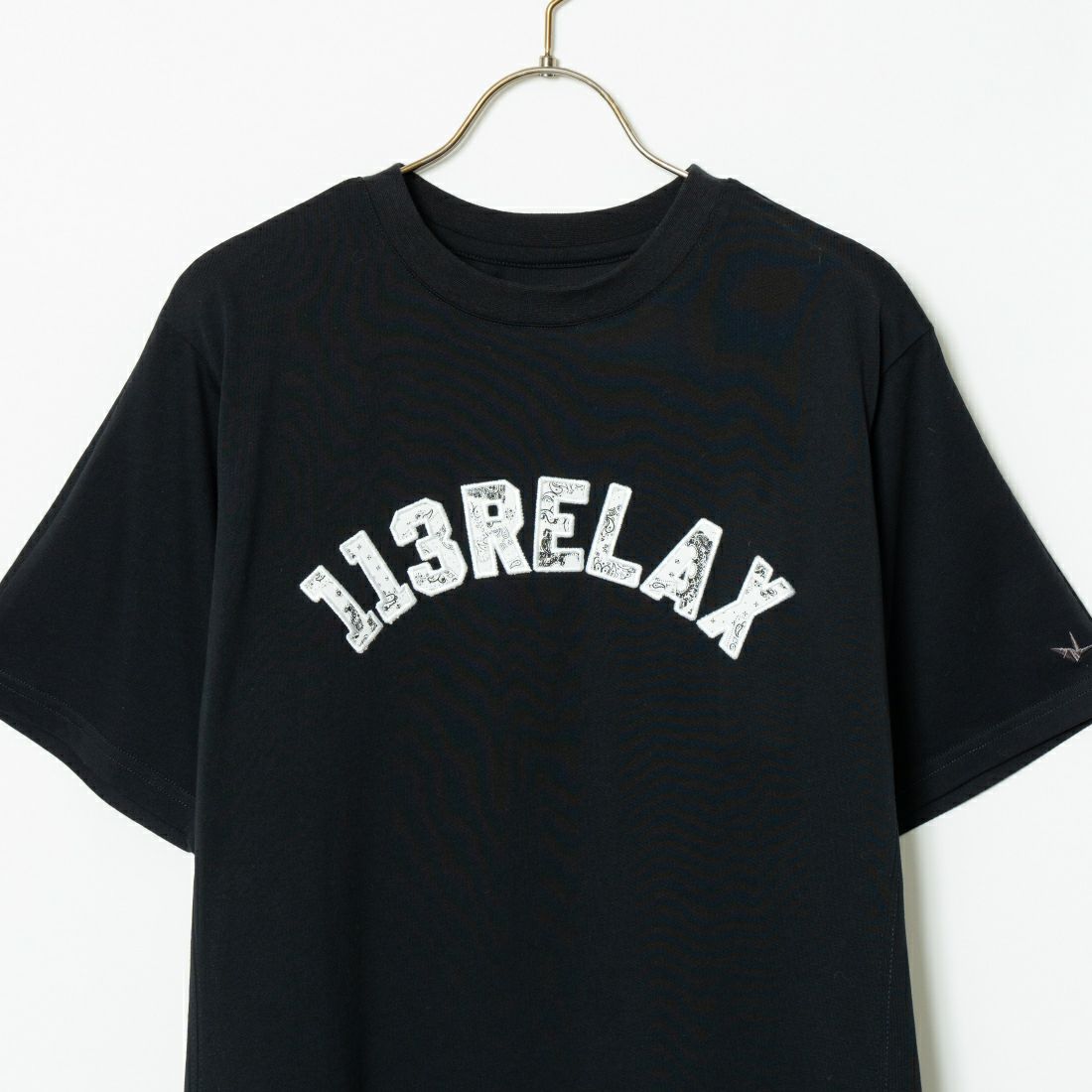 1PIU1UGUALE3 RELAX [ウノ ピゥ ウノ ウグァーレ トレ] ペイズリーロゴ半袖Tシャツ [UST-24002] SN90 BLACK