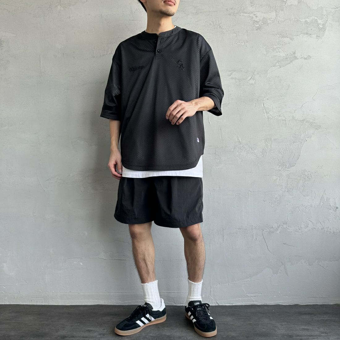 Fanatics [ファナティクス] 別注 MLBロゴ ヘンリーネックメッシュTシャツ [ML2124SS1-JF] BLACK/CH &&モデル身長：168cm 着用サイズ：M&&