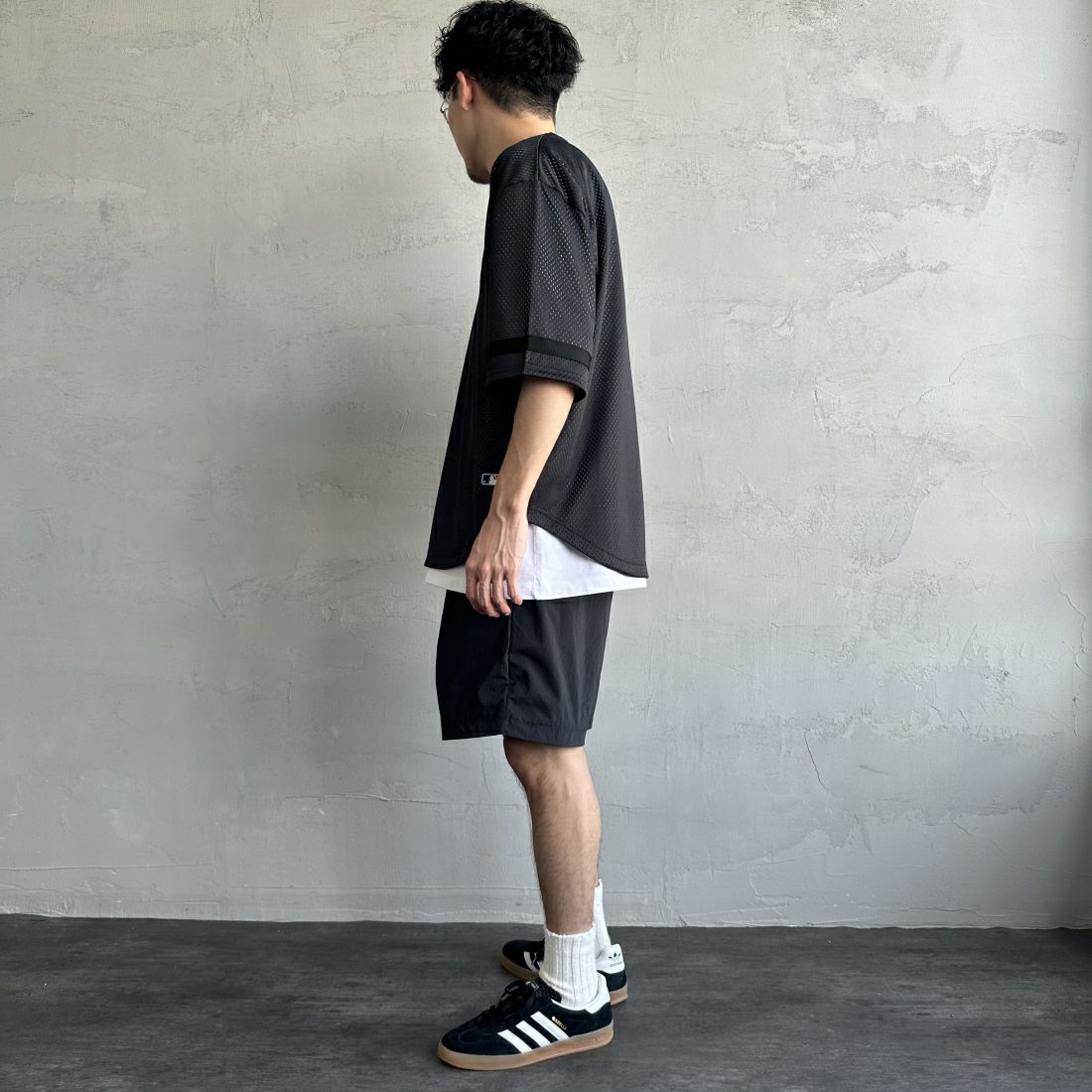 Fanatics [ファナティクス] 別注 MLBロゴ ヘンリーネックメッシュTシャツ [ML2124SS1-JF] BLACK/CH &&モデル身長：168cm 着用サイズ：M&&