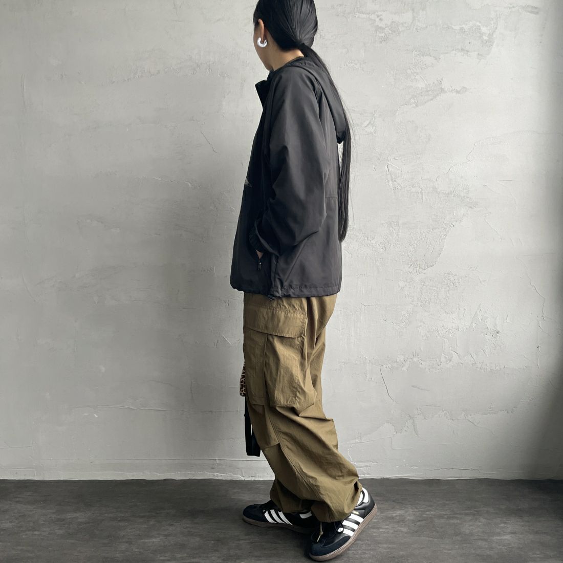 KELTY [ケルティ] 別注 ナイロンタフタ フードジャケット [KE242W10IN01-JF] ﾌﾞﾗｯｸ &&モデル身長：156cm 着用サイズ：M&&