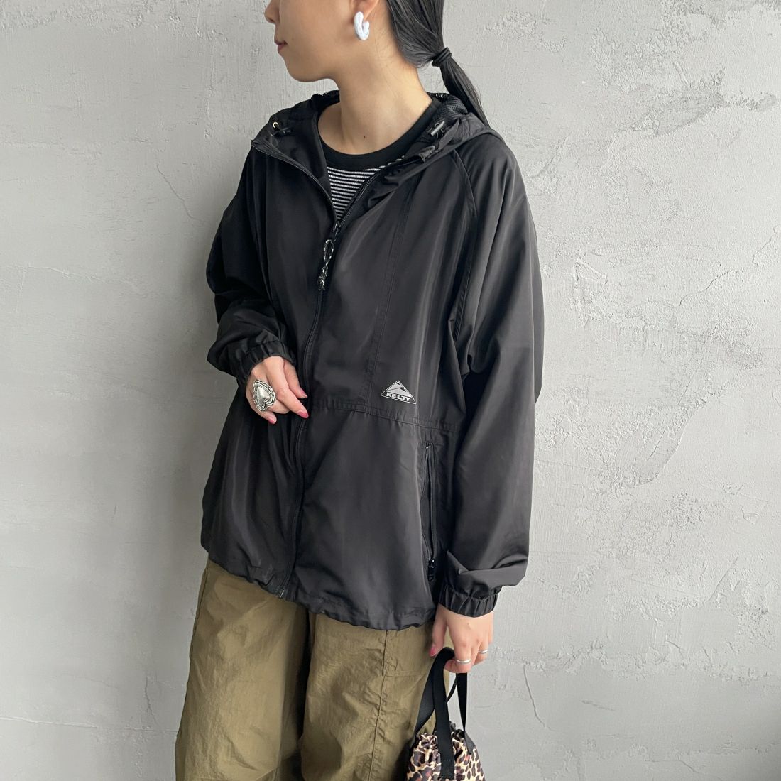 KELTY [ケルティ] 別注 ナイロンタフタ フードジャケット [KE242W10IN01-JF] ﾌﾞﾗｯｸ &&モデル身長：156cm 着用サイズ：M&&