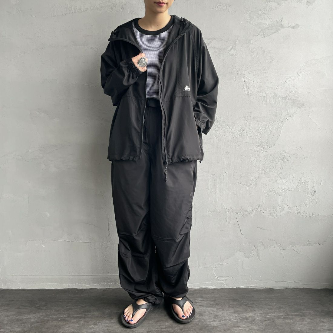 KELTY [ケルティ] 別注 ナイロンタフタ フードジャケット [KE242W10IN01-JF] ﾌﾞﾗｯｸ &&モデル身長：156cm 着用サイズ：M&&
