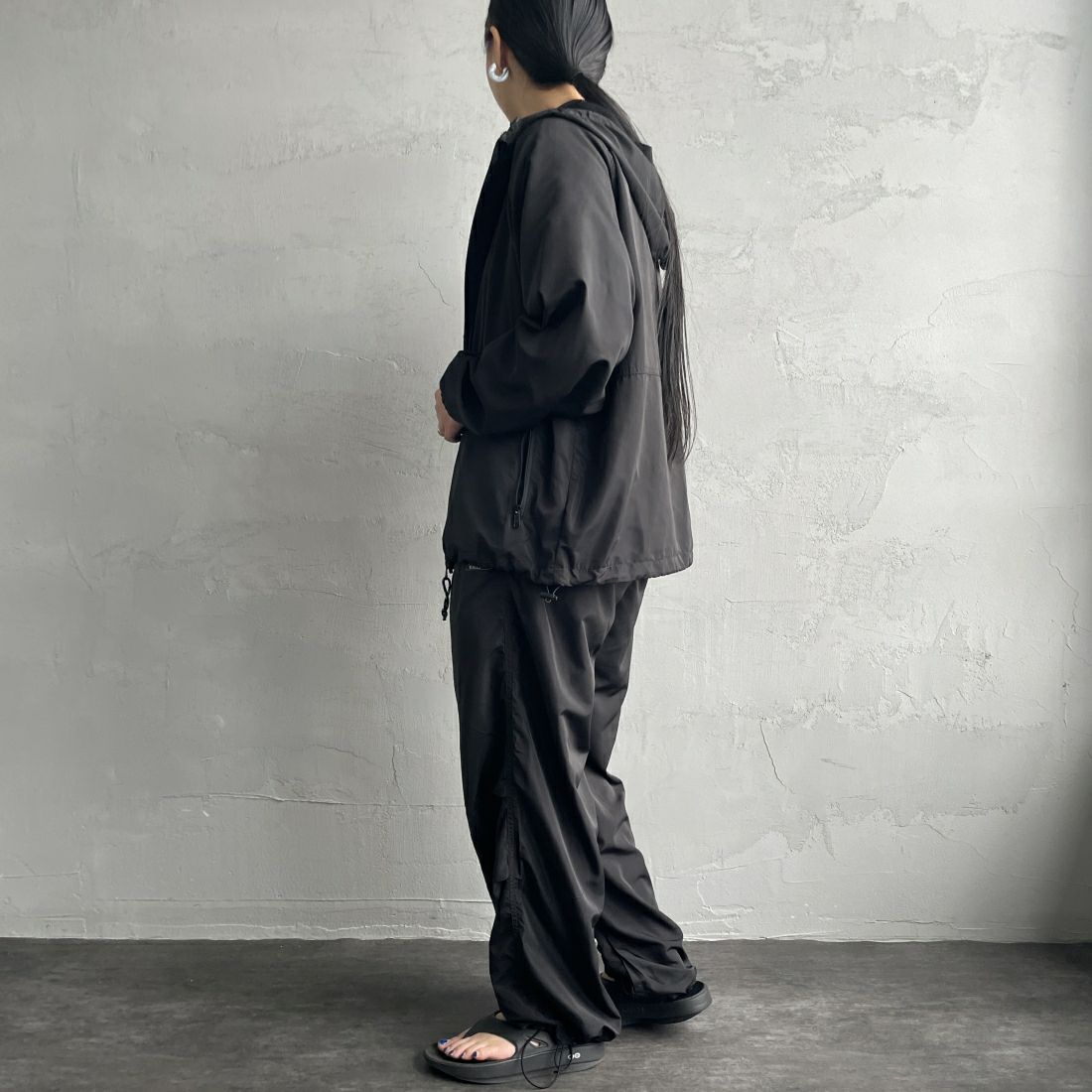 KELTY [ケルティ] 別注 ナイロンタフタ フードジャケット [KE242W10IN01-JF] ﾌﾞﾗｯｸ &&モデル身長：156cm 着用サイズ：M&&